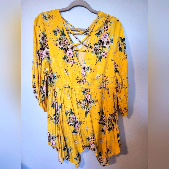 Torrid 1/2 sleeve shark bite hem lattice back floral top size 0 - Picture 2 of 7